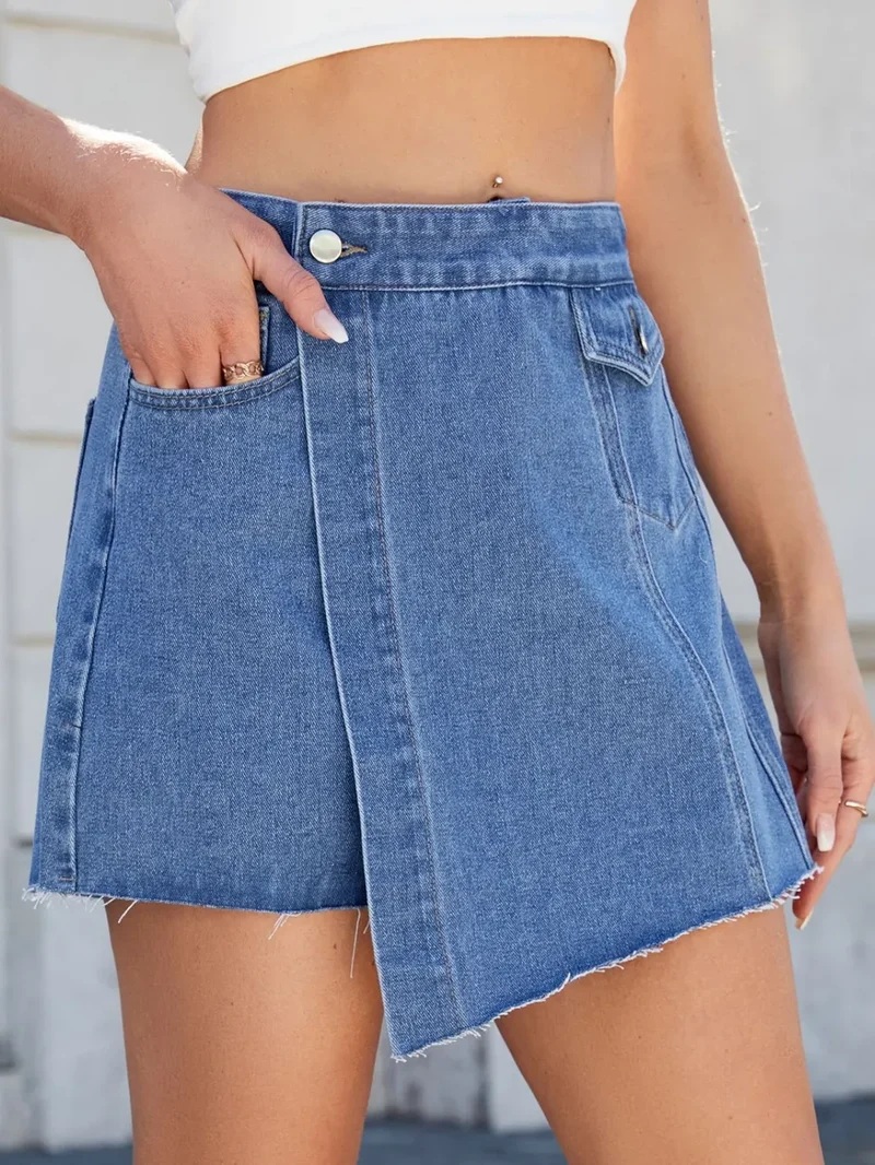 Jupe-short asymétrique en jean à ourlet effiloché
