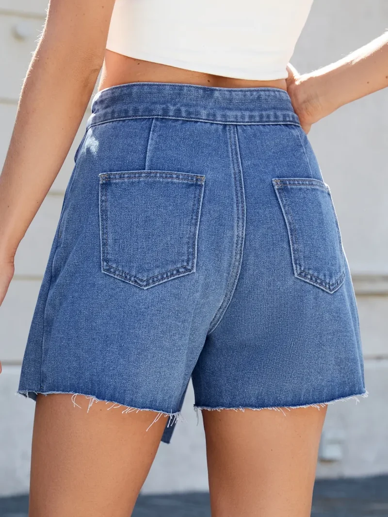 Jupe-short asymétrique en jean à ourlet effiloché