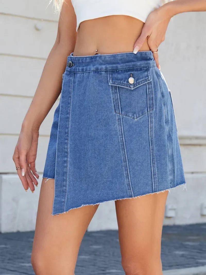 Jupe-short asymétrique en jean à ourlet effiloché