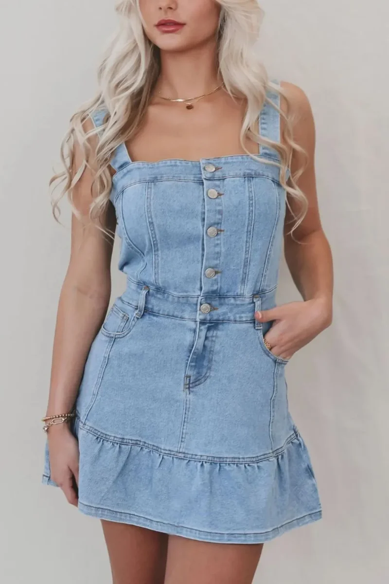 Robe en jean à ourlet volanté, boutonnée sur le devant, col carré