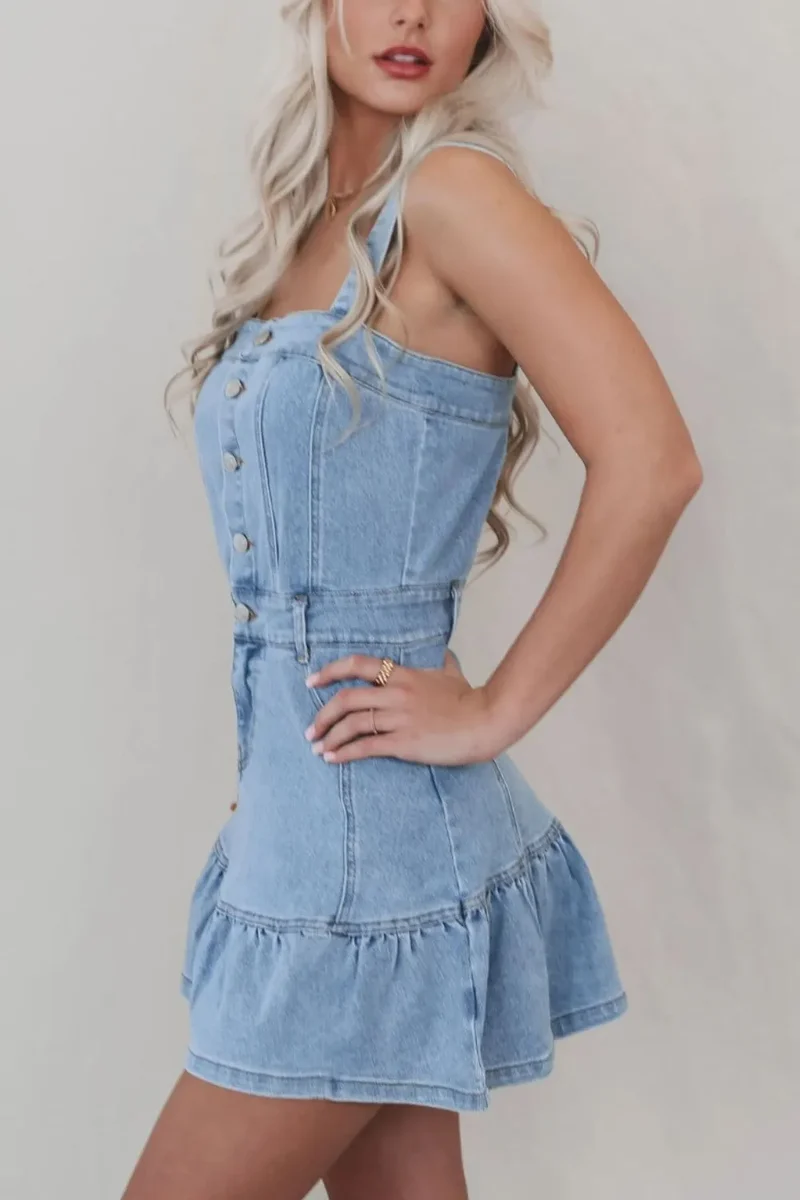 Robe en jean à ourlet volanté, boutonnée sur le devant, col carré