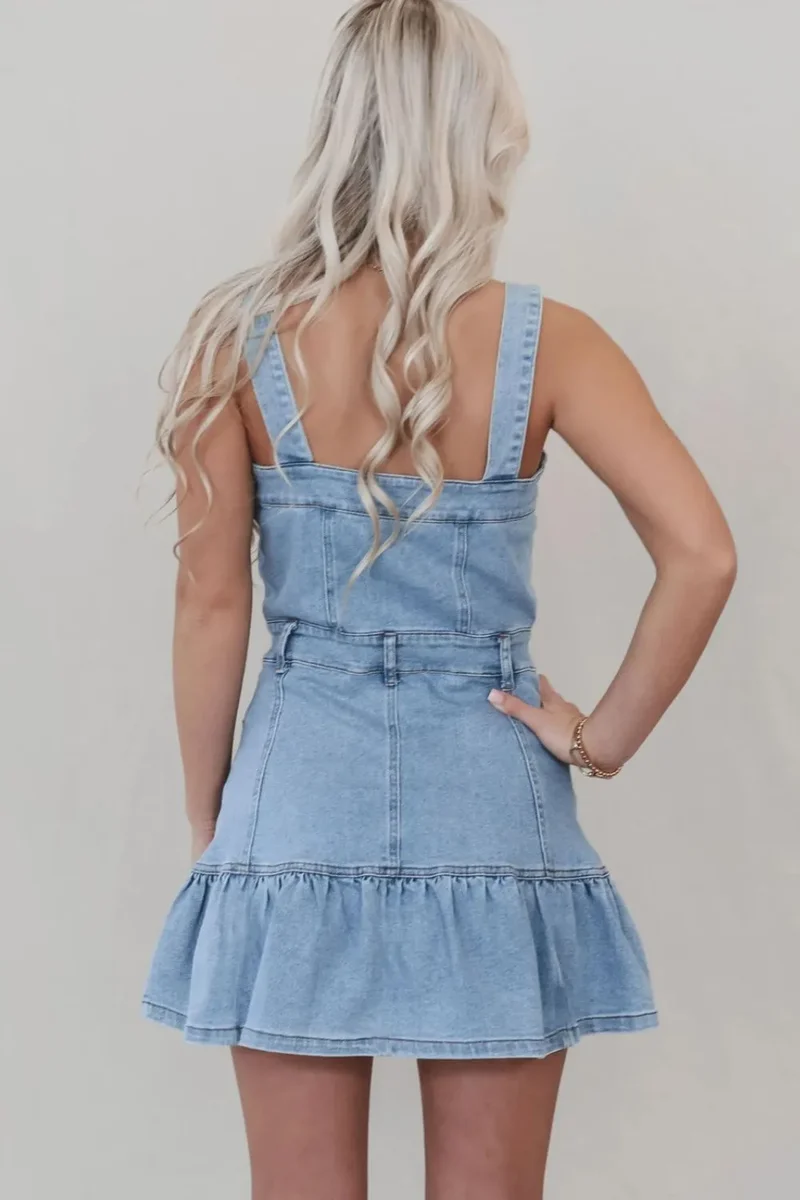 Robe en jean à ourlet volanté, boutonnée sur le devant, col carré