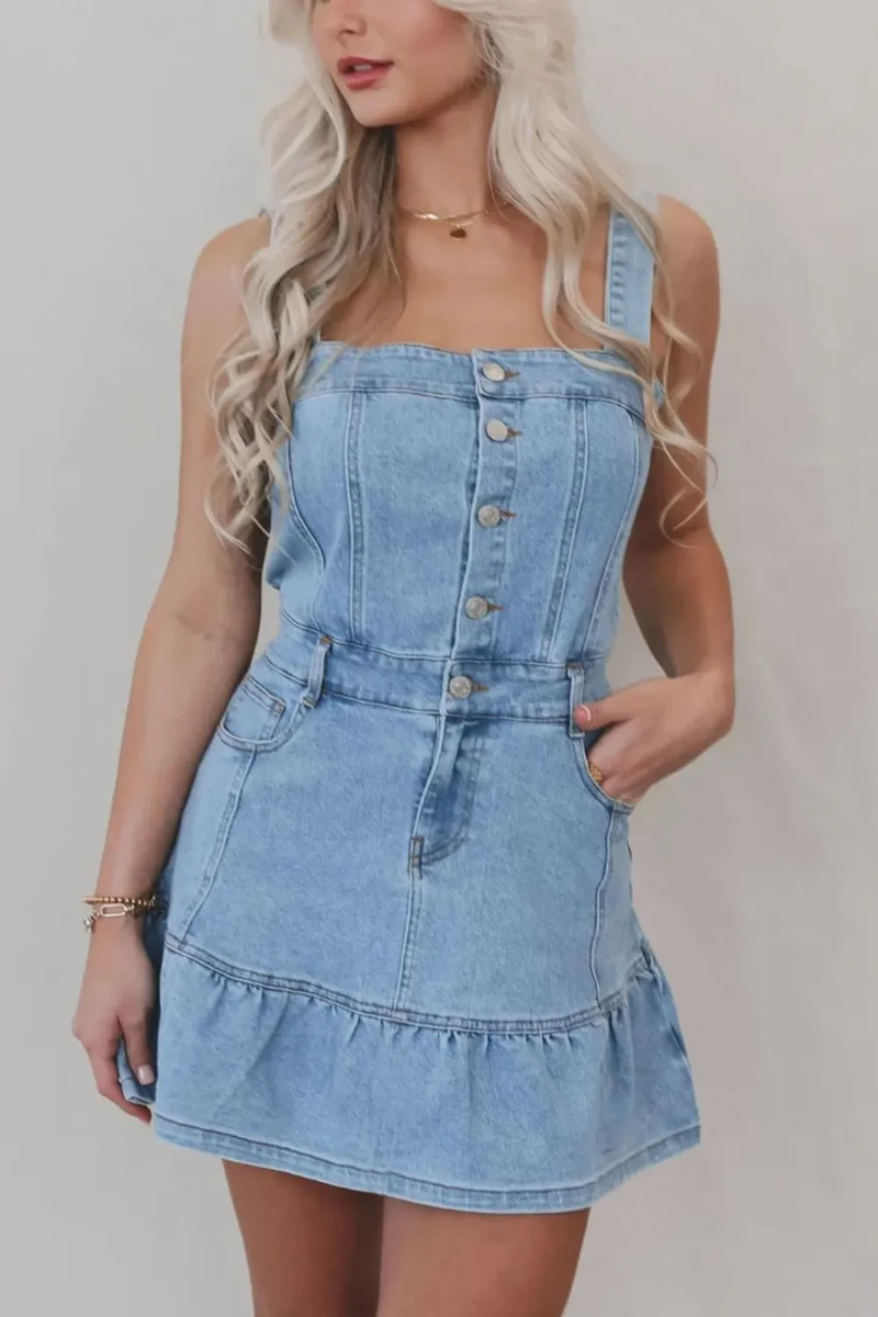 Robe en jean à ourlet volanté, boutonnée sur le devant, col carré