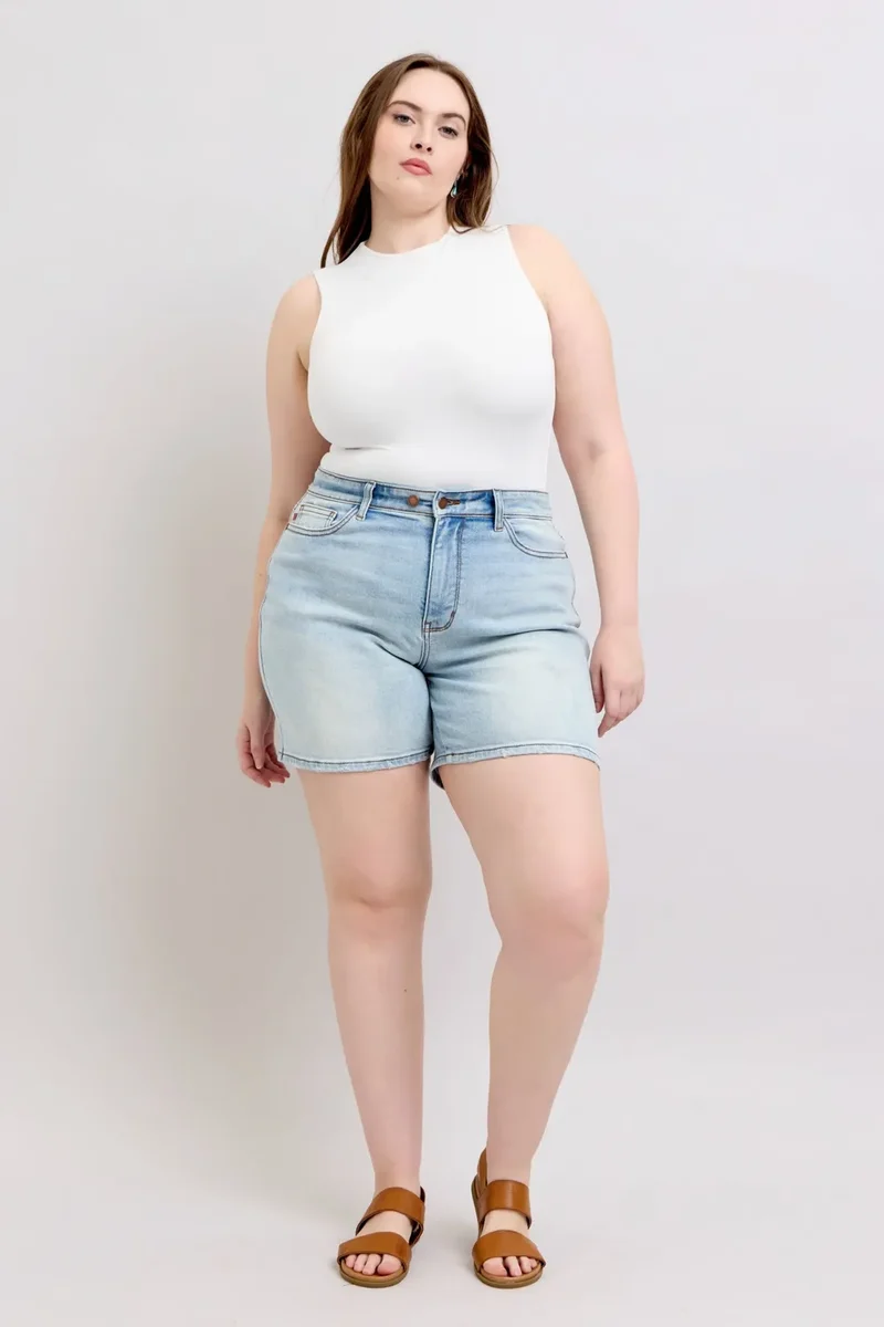 Short en jean bleu Judy à 2 boutons et poches, grande taille
