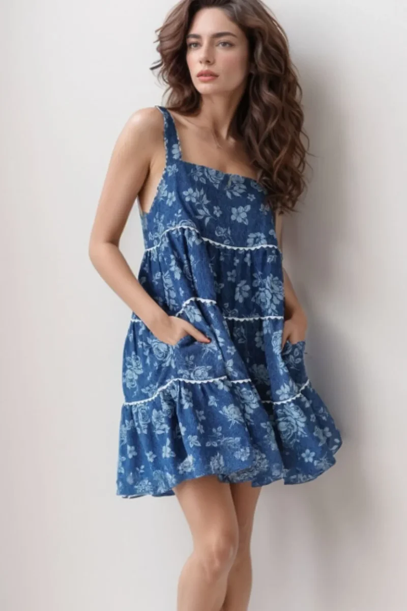 Robe en jean à fleurs et col carré