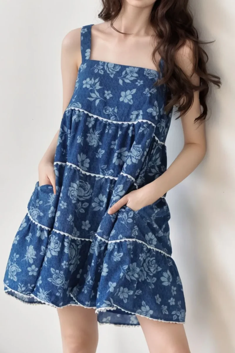 Robe en jean à fleurs et col carré
