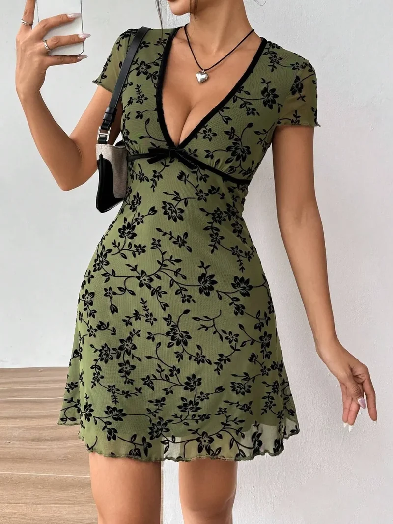Mini-robe imprimée à manches courtes et col en V