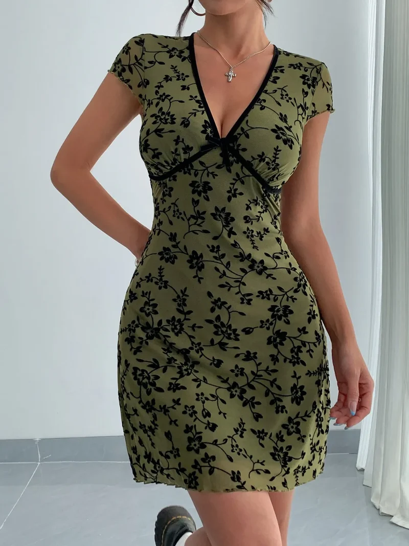 Mini-robe imprimée à manches courtes et col en V