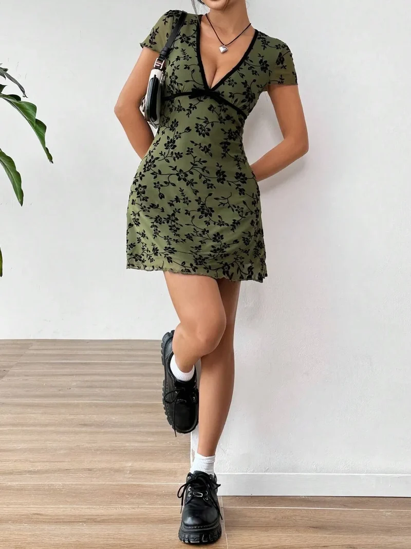 Mini-robe imprimée à manches courtes et col en V