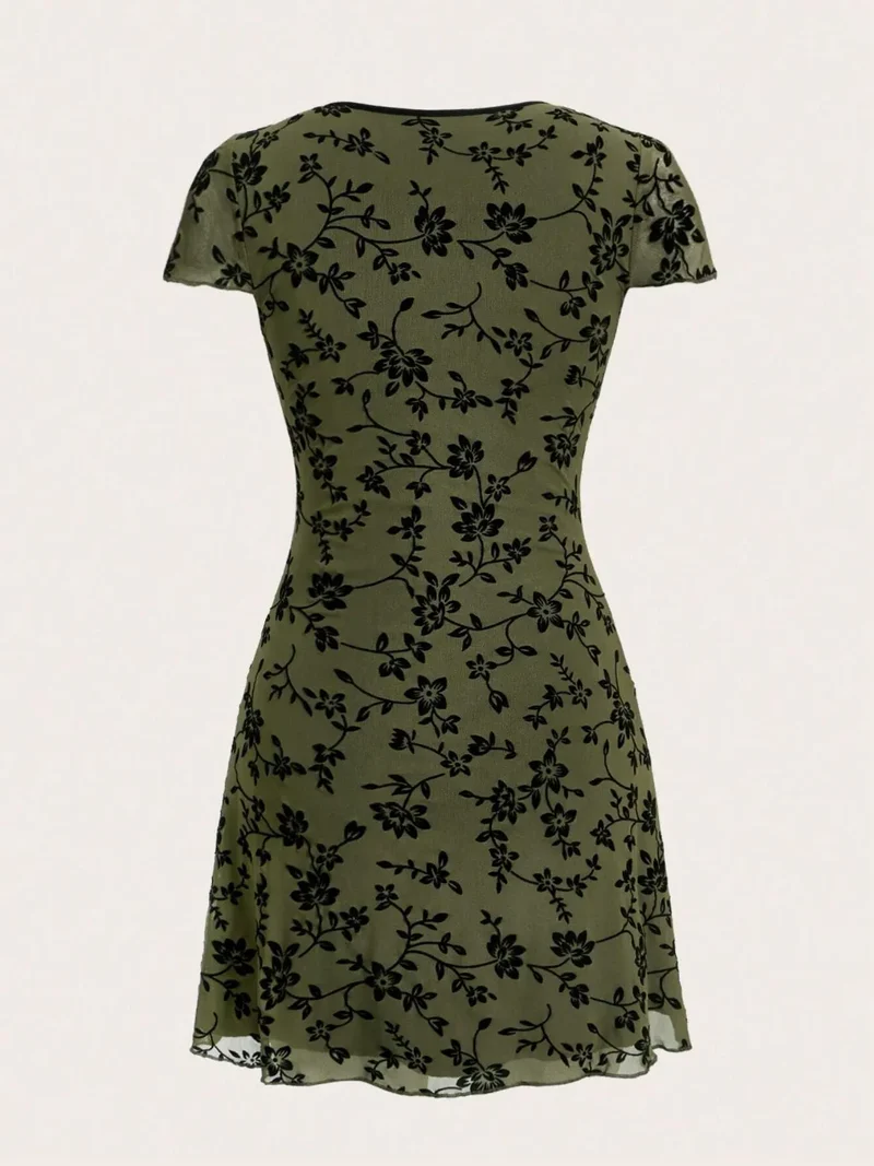 Mini-robe imprimée à manches courtes et col en V
