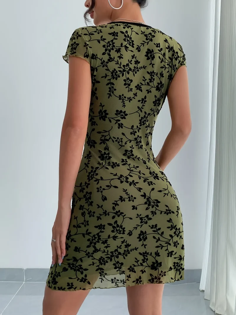 Mini-robe imprimée à manches courtes et col en V