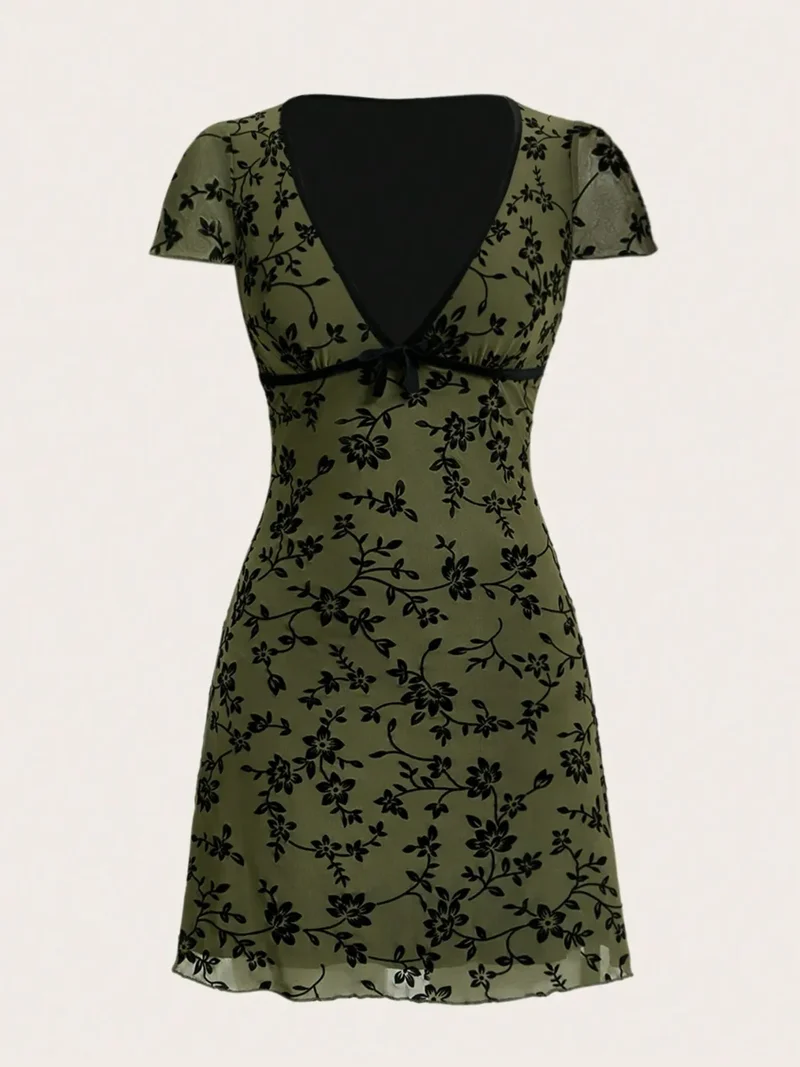 Mini-robe imprimée à manches courtes et col en V