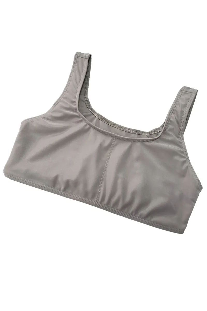 Ensemble de bain trois pièces composé d'un débardeur, d'un t-shirt à col rond et d'un short à blocs de couleurs