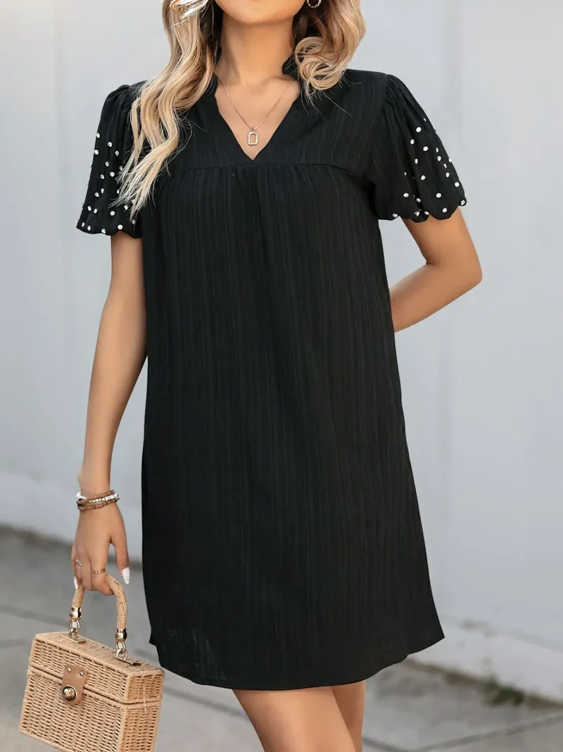 Mini-robe texturée à manches courtes et col en V