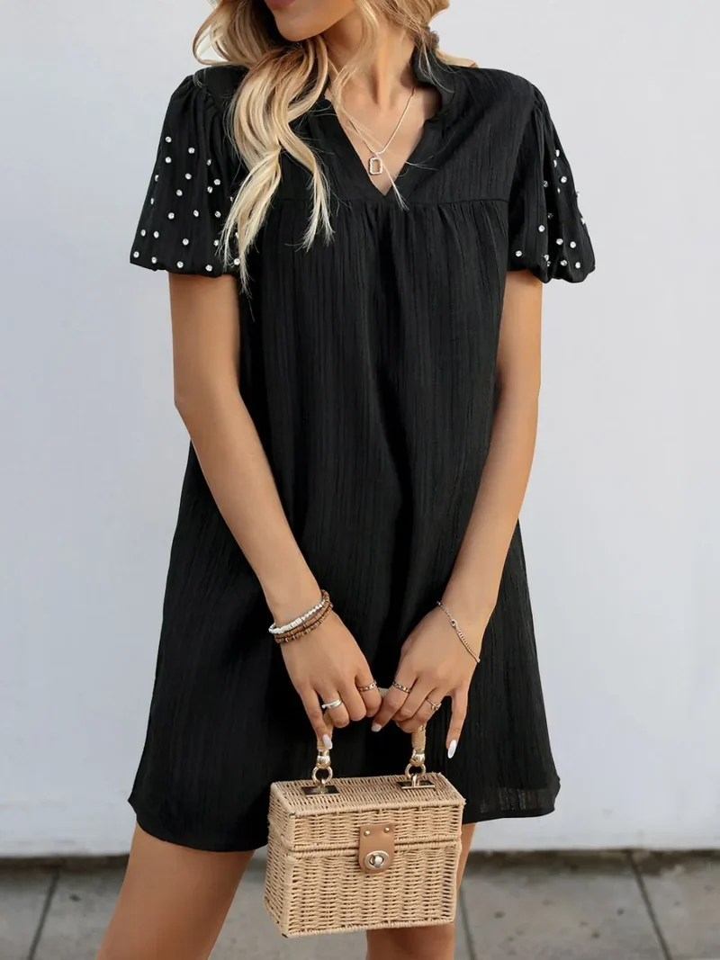 Mini-robe texturée à manches courtes et col en V