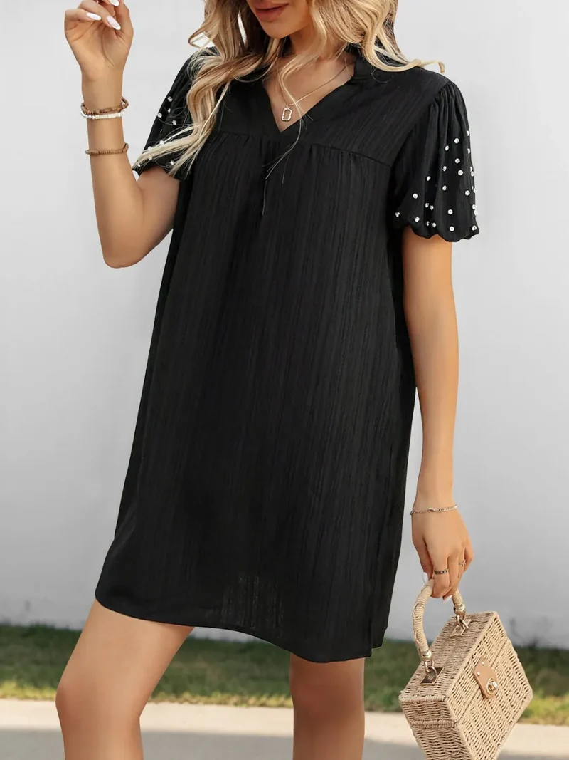 Mini-robe texturée à manches courtes et col en V