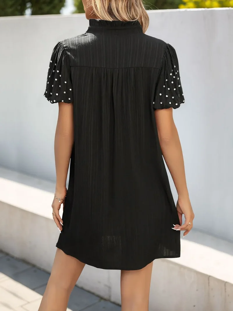 Mini-robe texturée à manches courtes et col en V