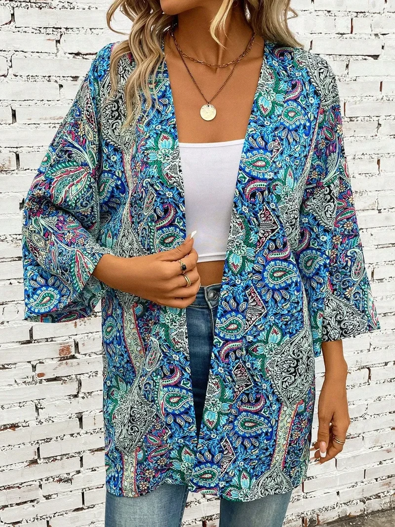 Robe imprimée à manches trois-quarts et ouverture sur le devant