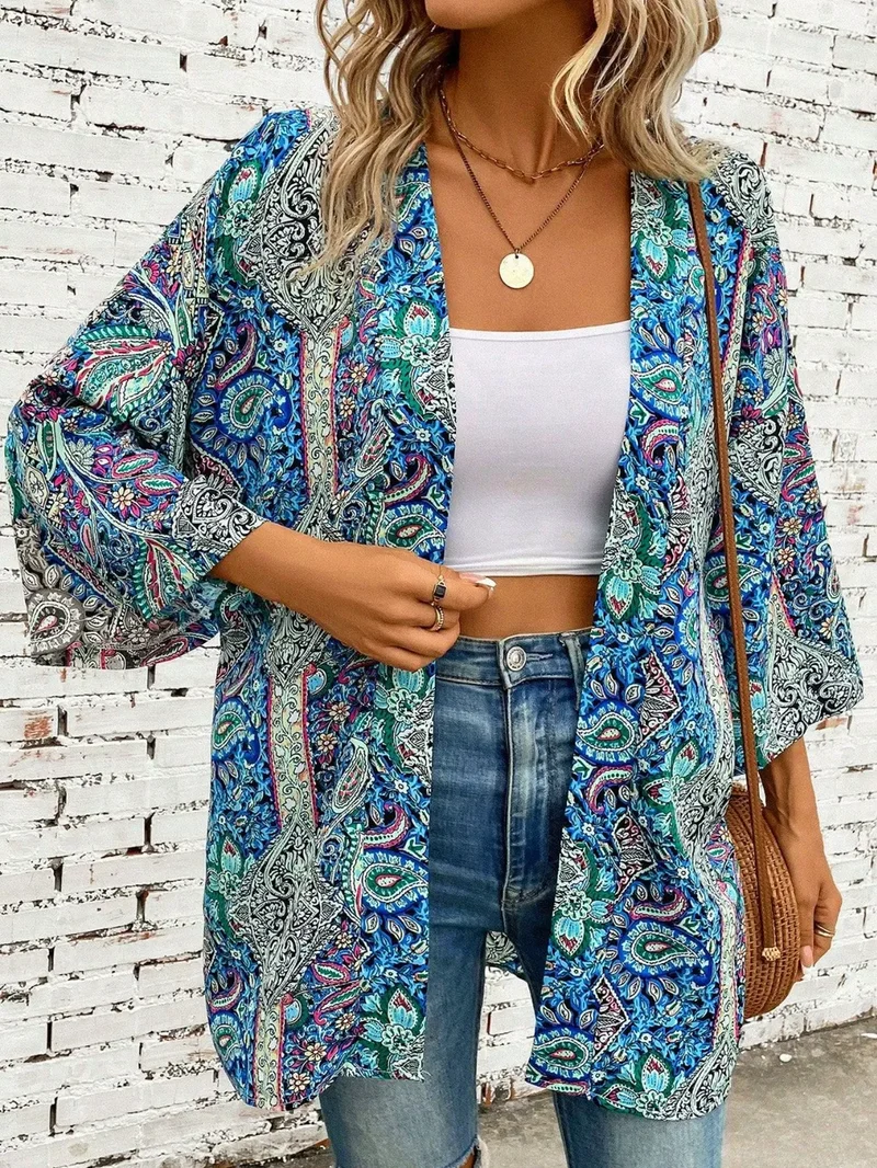 Robe imprimée à manches trois-quarts et ouverture sur le devant