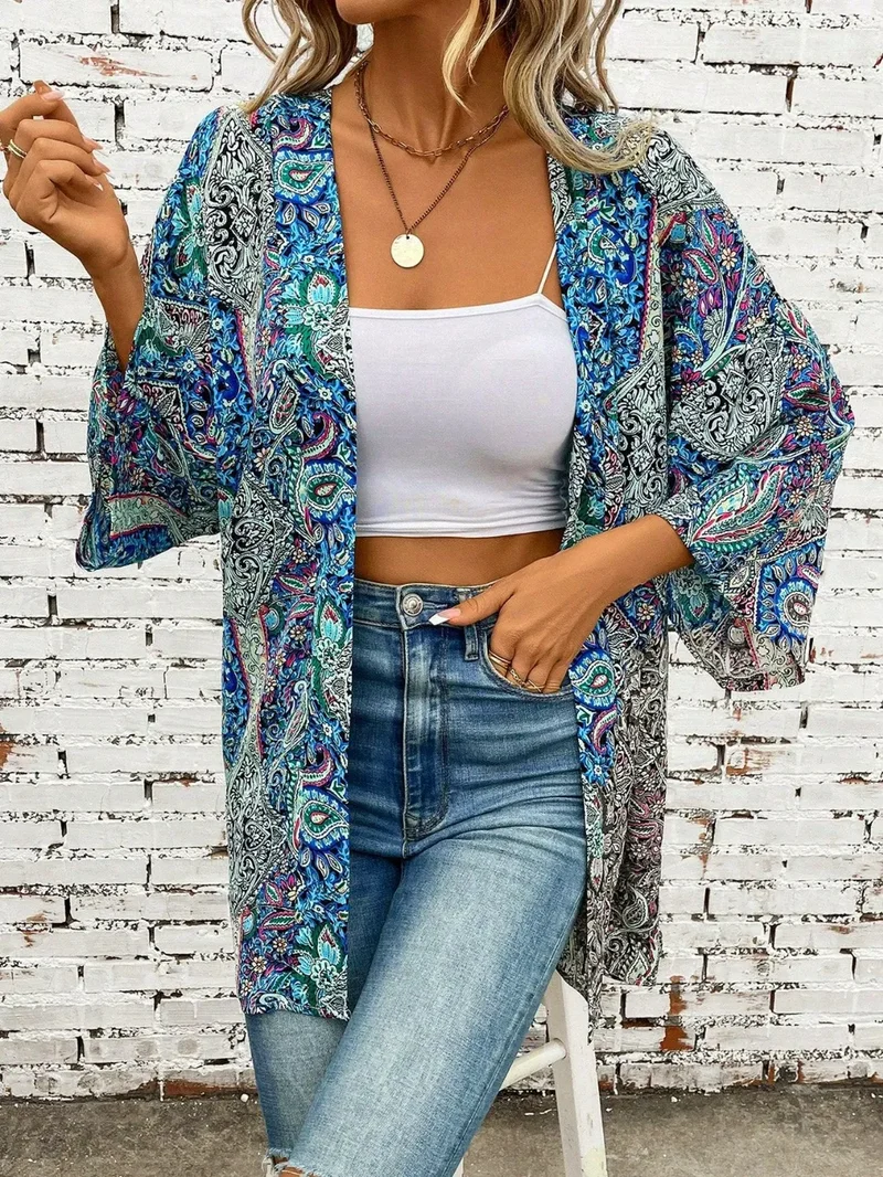 Robe imprimée à manches trois-quarts et ouverture sur le devant