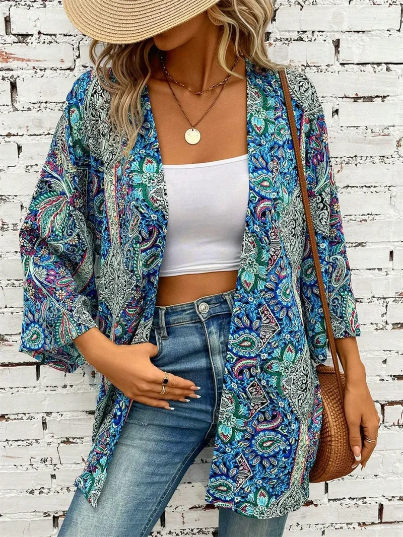 Robe imprimée à manches trois-quarts et ouverture sur le devant