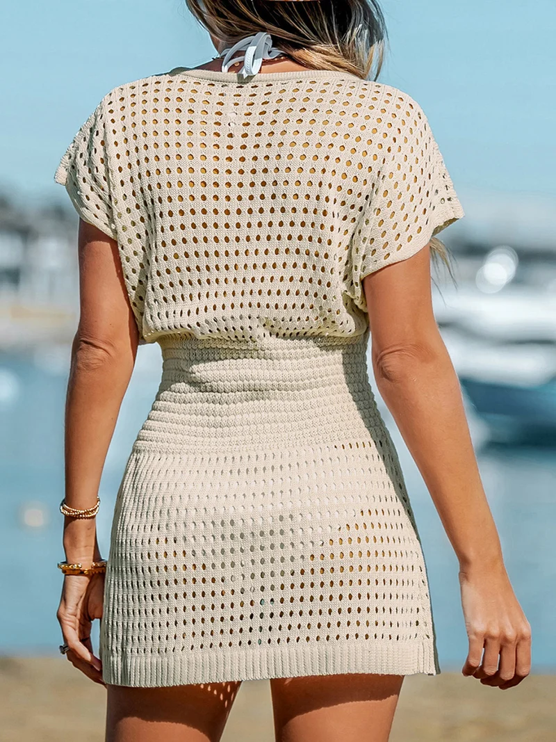 Robe cache-maillot à manches courtes et col en V ajouré