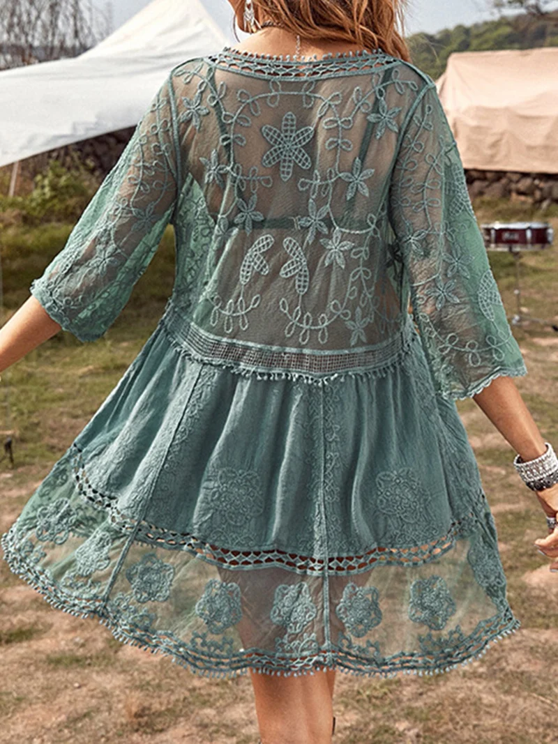 Robe cache-cœur plongeante à détails en dentelle