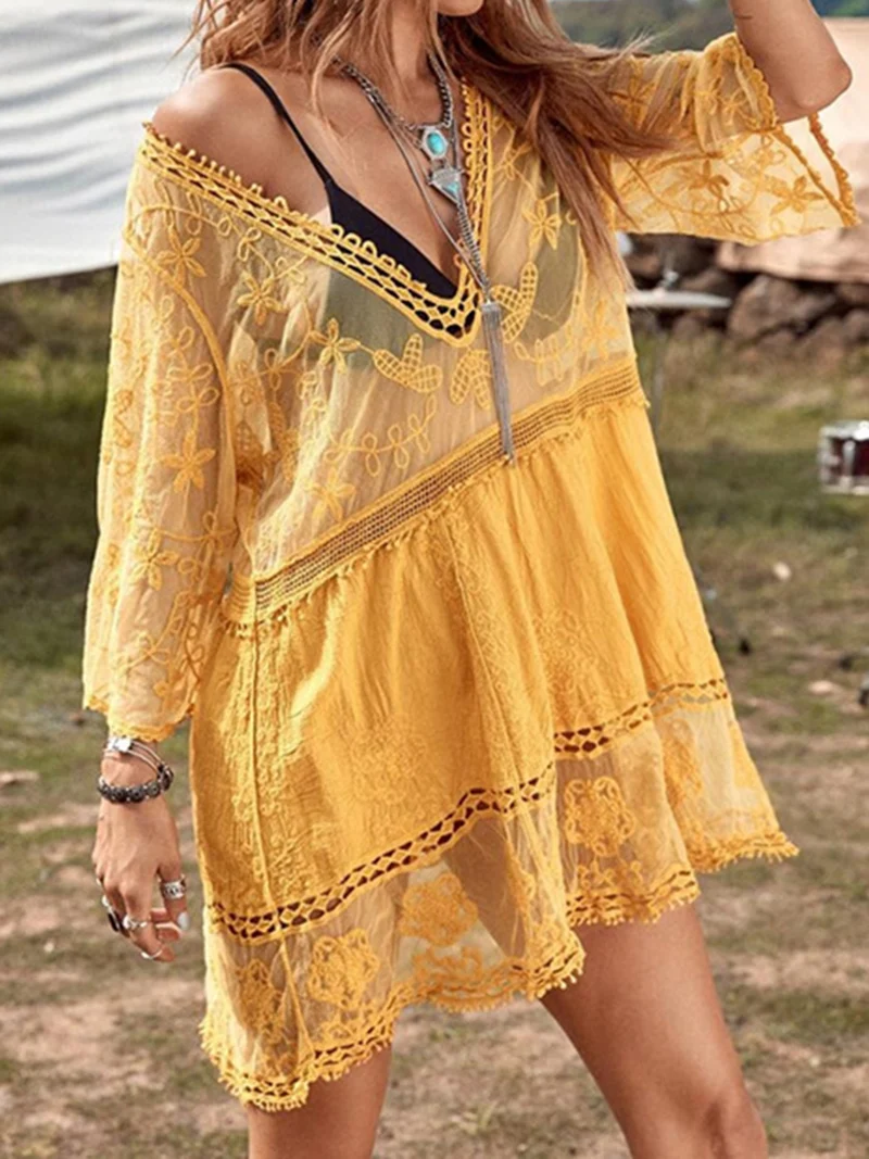 Robe cache-cœur plongeante à détails en dentelle
