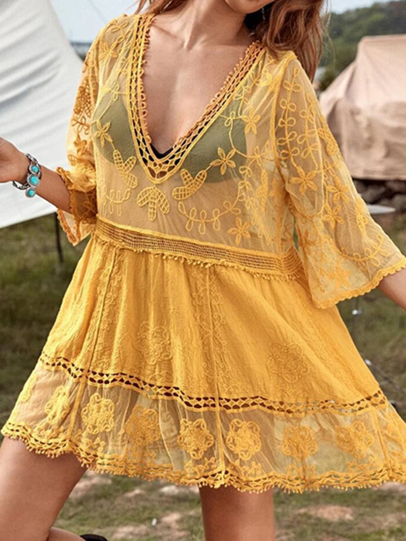 Robe cache-cœur plongeante à détails en dentelle