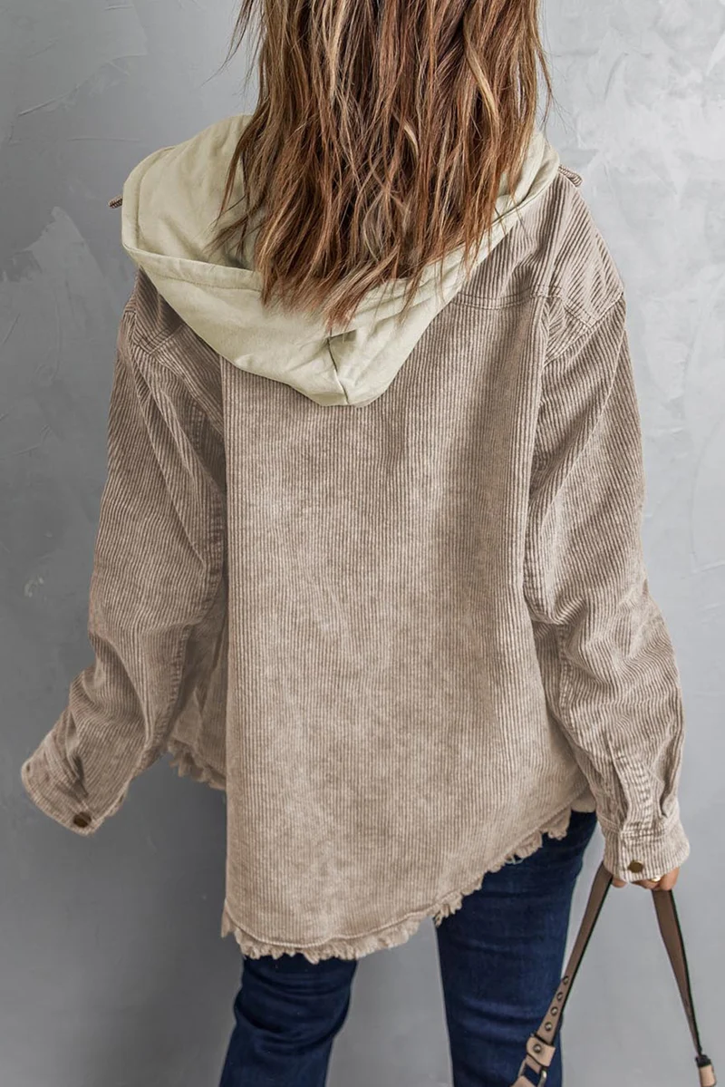 Veste-chemise à capuche en velours côtelé avec boutons-pression sur le devant