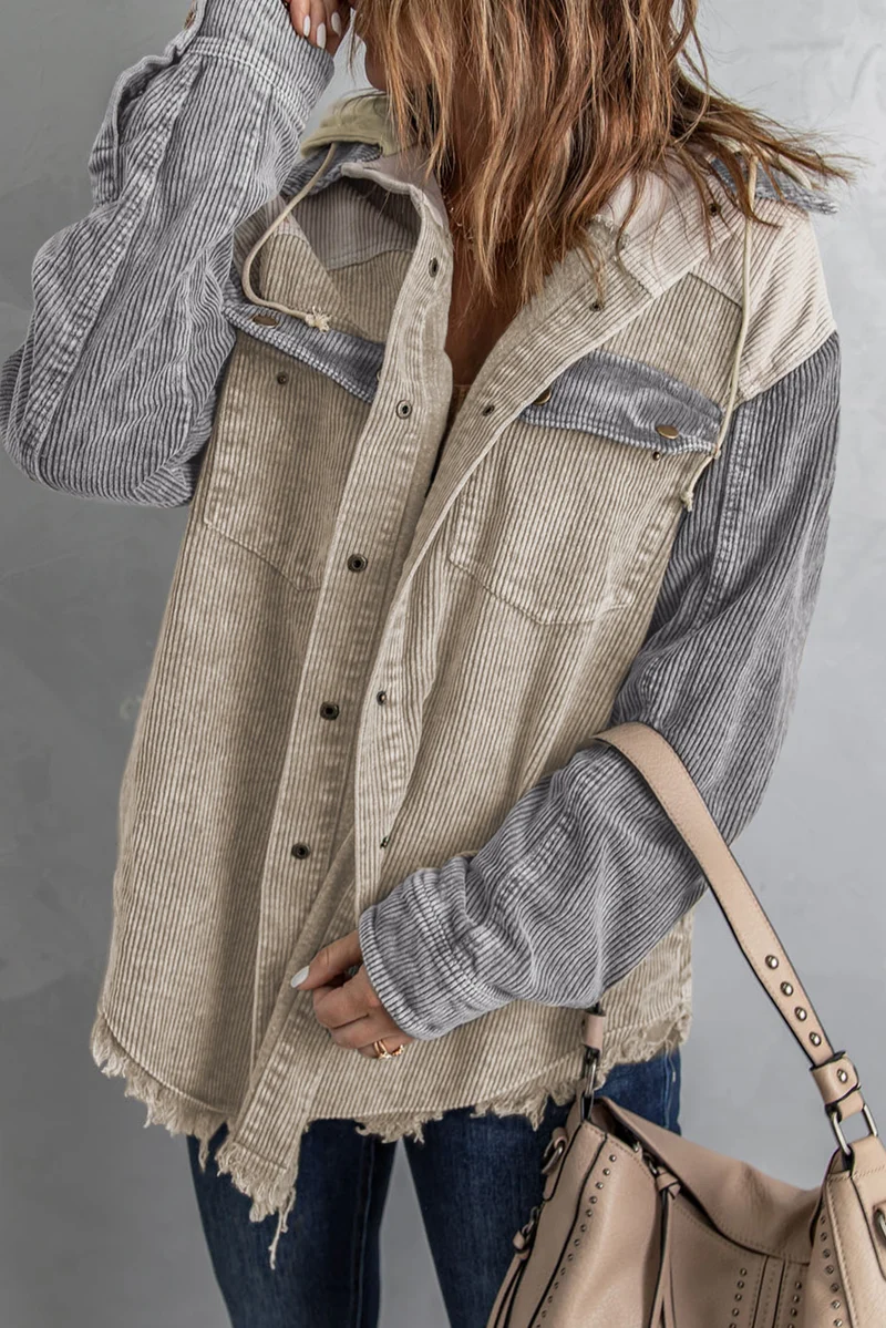 Veste-chemise à capuche en velours côtelé avec boutons-pression sur le devant