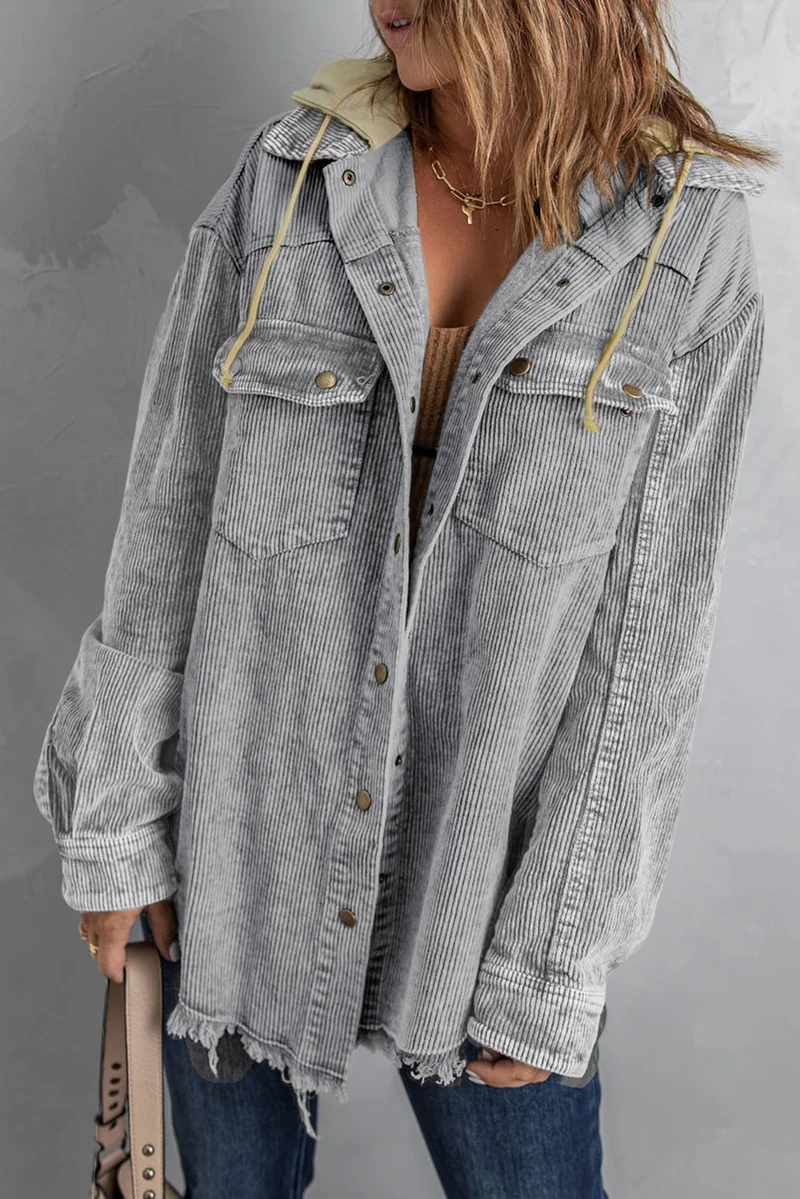 Veste-chemise à capuche en velours côtelé avec boutons-pression sur le devant
