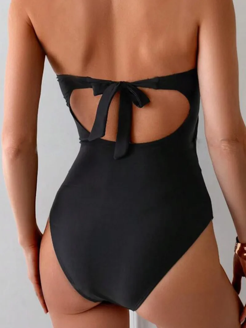 Maillot de bain une pièce à découpes et décolleté en cœur