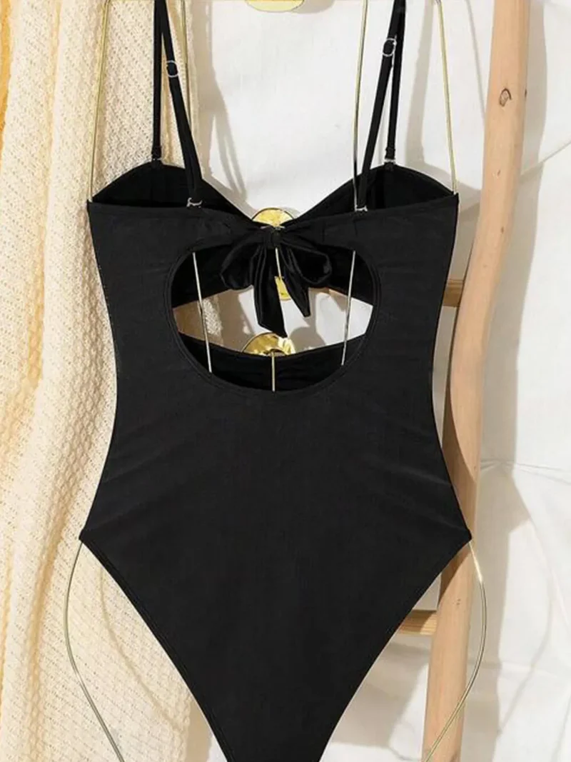 Maillot de bain une pièce à découpes et décolleté en cœur