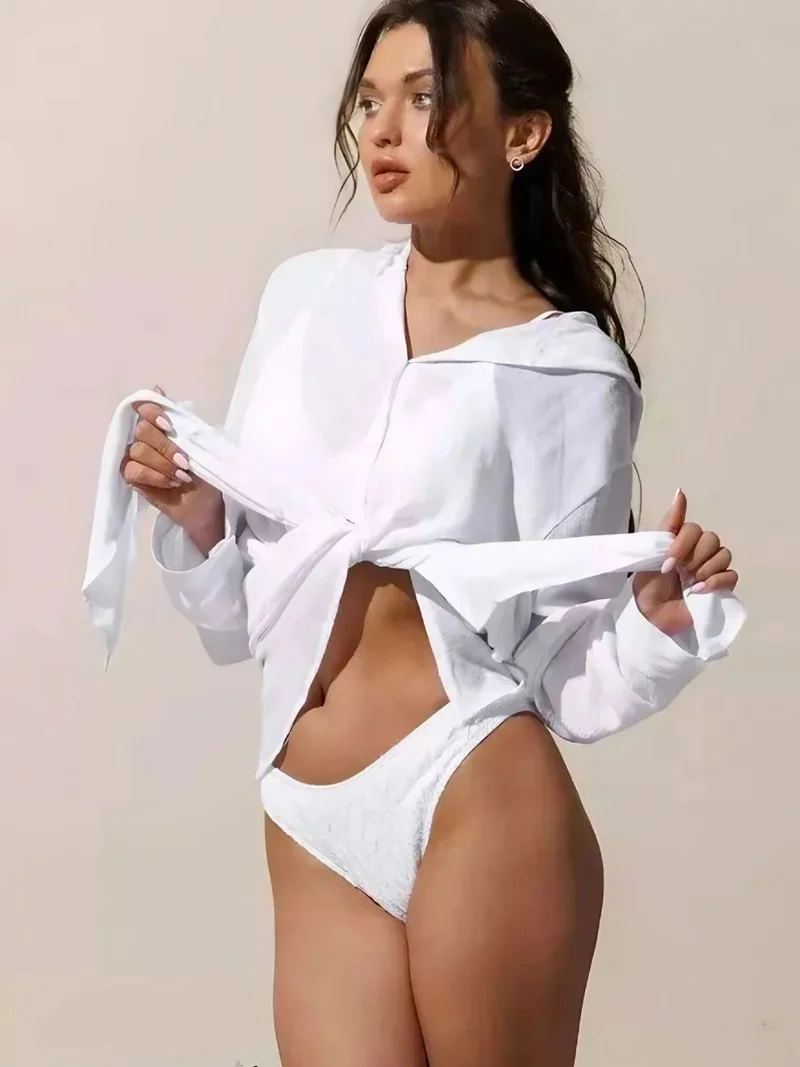Cache-maillot à capuche boutonné