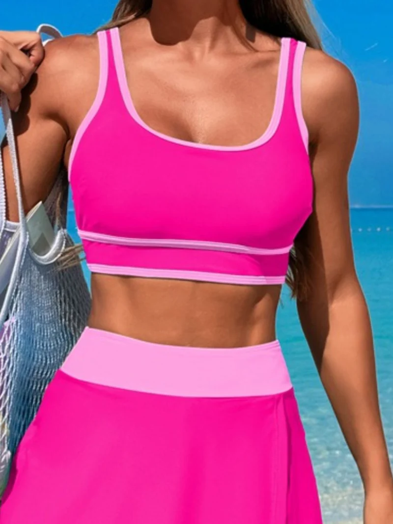 Ensemble de bain haut à col rond et jupe-short