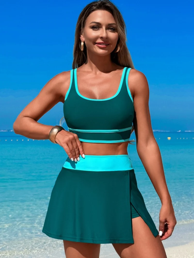 Ensemble de bain haut à col rond et jupe-short