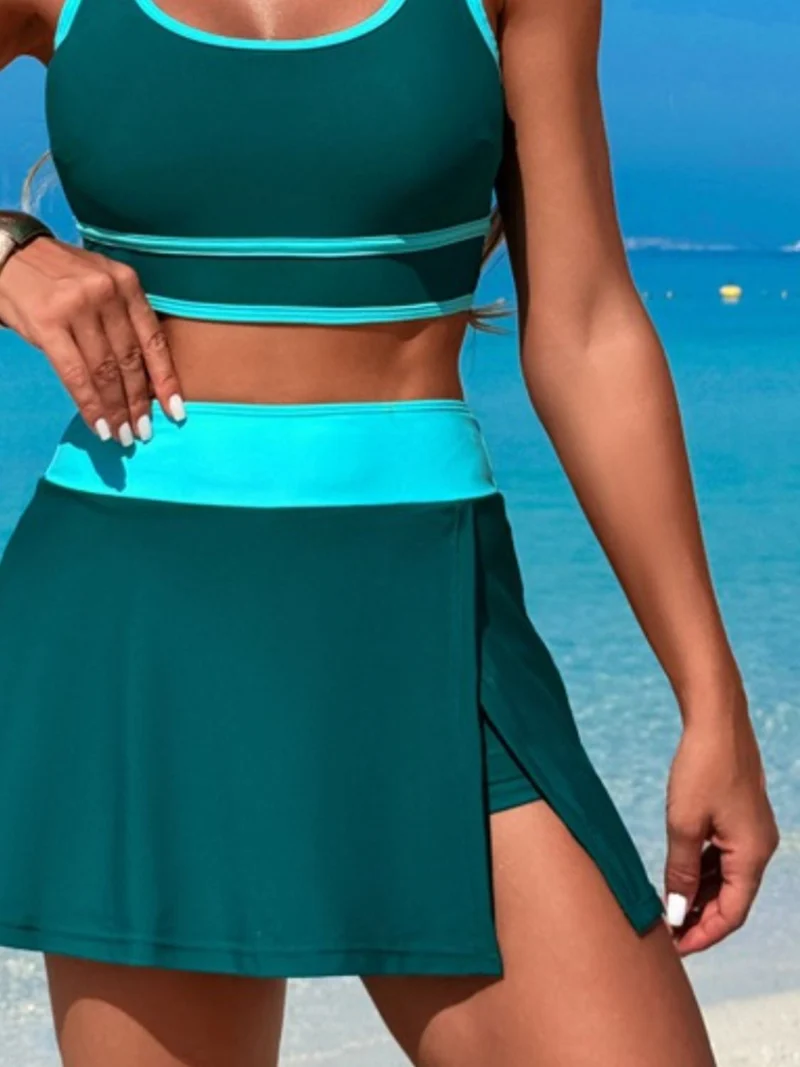Ensemble de bain haut à col rond et jupe-short