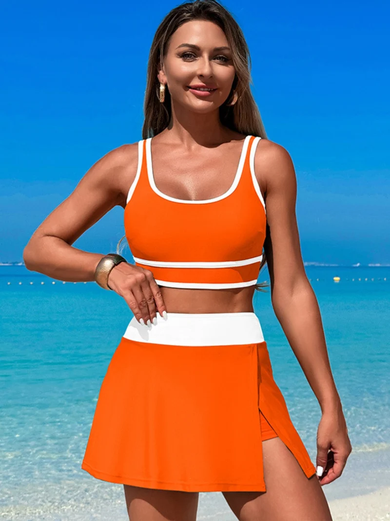 Ensemble de bain haut à col rond et jupe-short