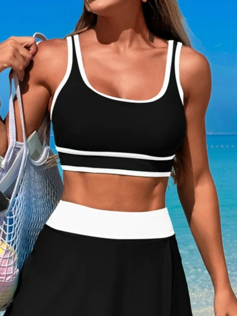 Ensemble de bain haut à col rond et jupe-short
