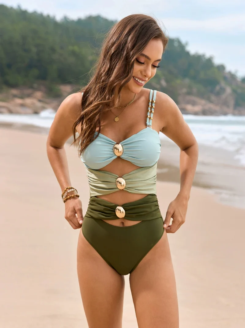 Maillot de bain une pièce à col en cœur et blocs de couleurs