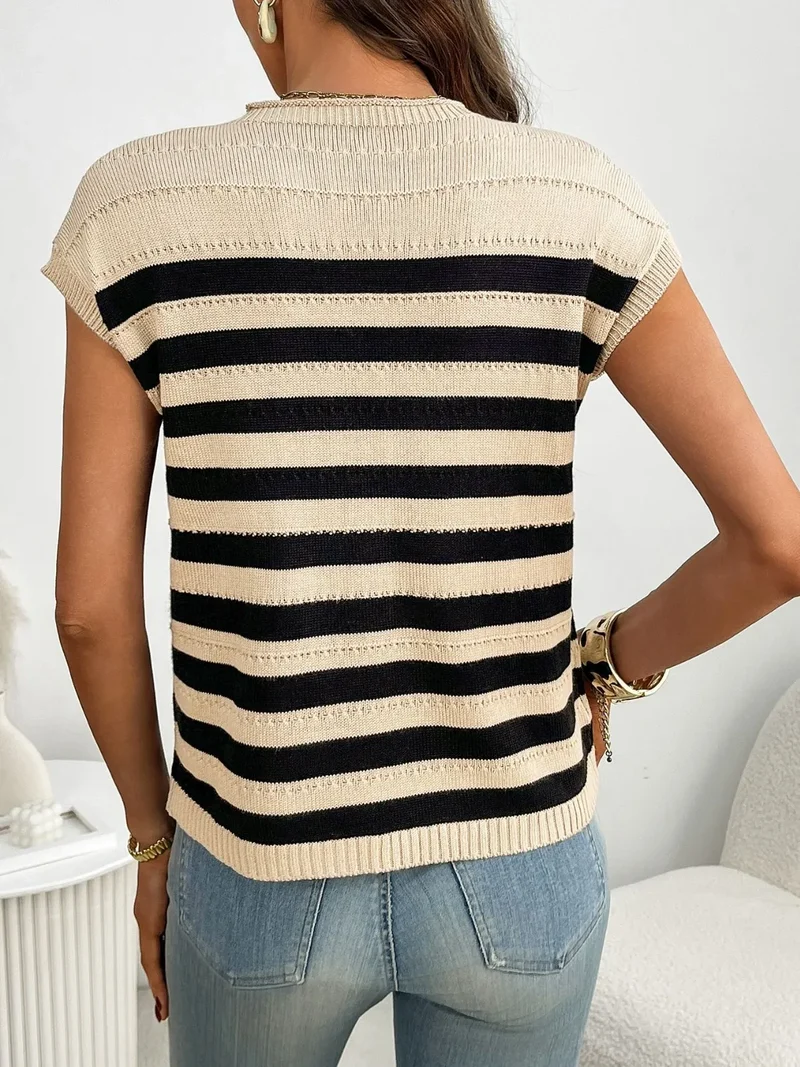 Haut en tricot rayé à col montant et manches courtes