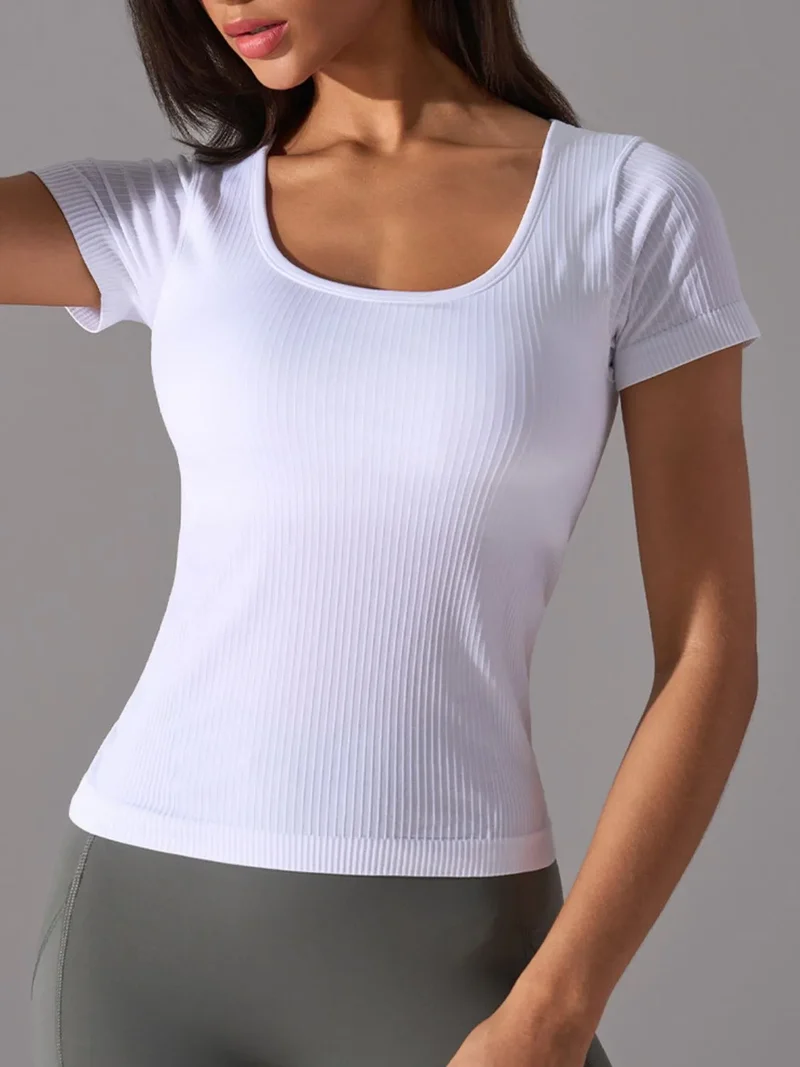 T-shirt actif à col carré avec coussinets de poitrine amovibles