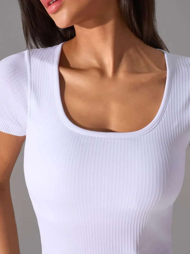 T-shirt actif à col carré avec coussinets de poitrine amovibles