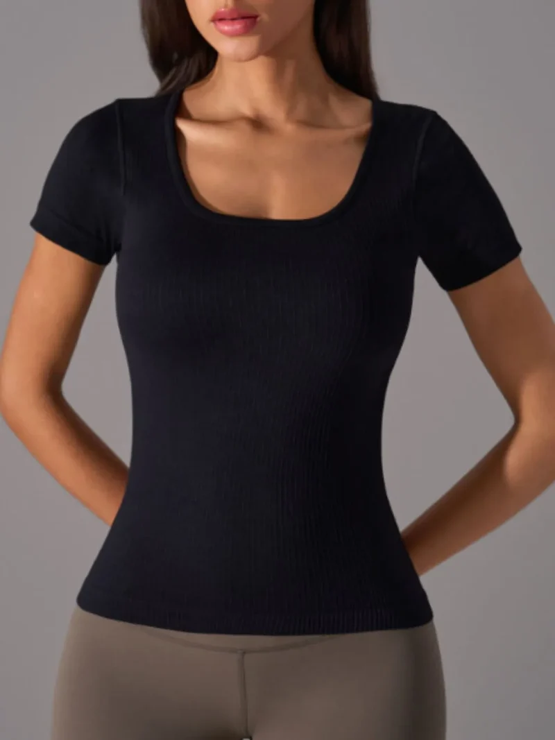 T-shirt actif à col carré avec coussinets de poitrine amovibles