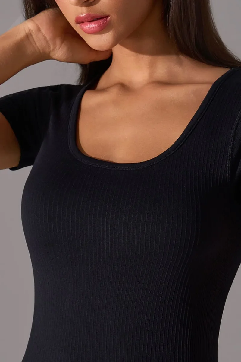 T-shirt actif à col carré avec coussinets de poitrine amovibles