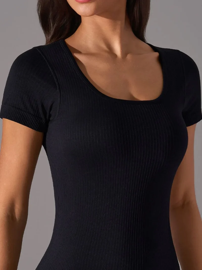 T-shirt actif à col carré avec coussinets de poitrine amovibles