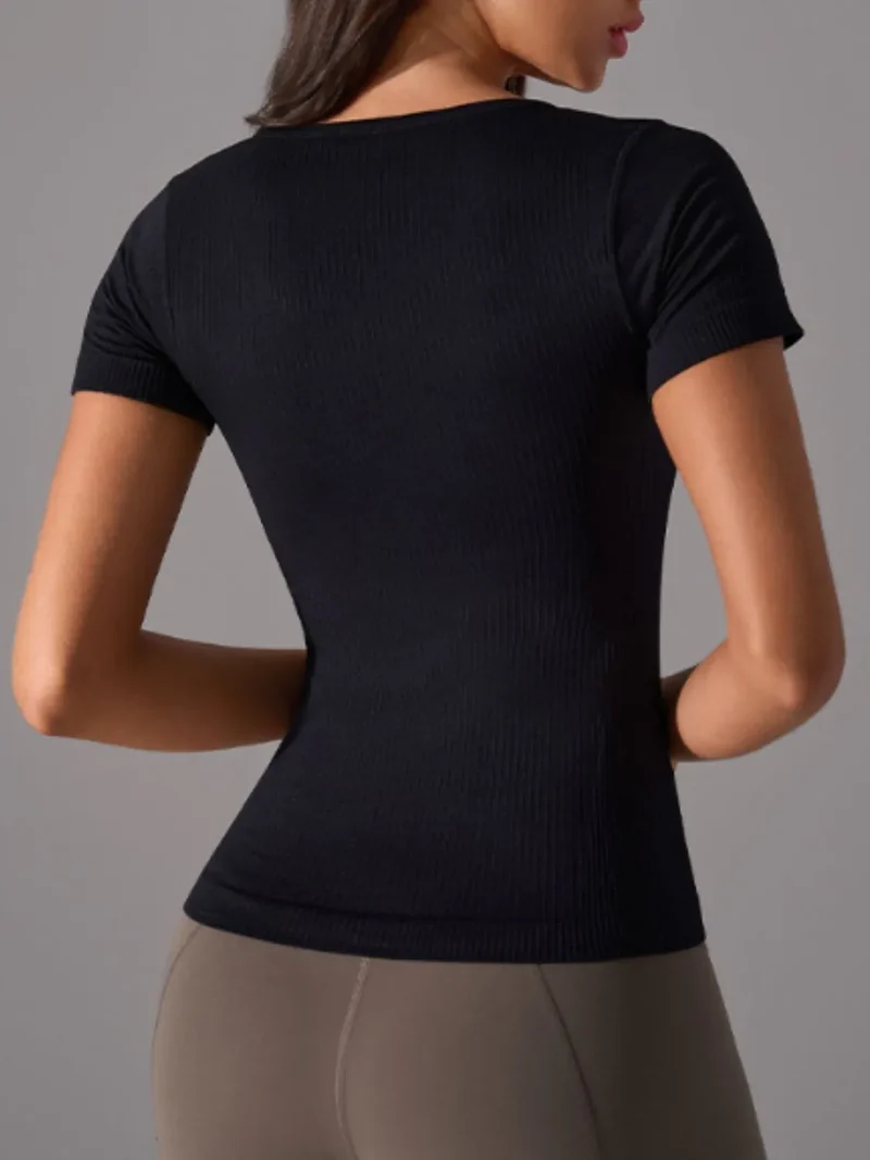 T-shirt actif à col carré avec coussinets de poitrine amovibles