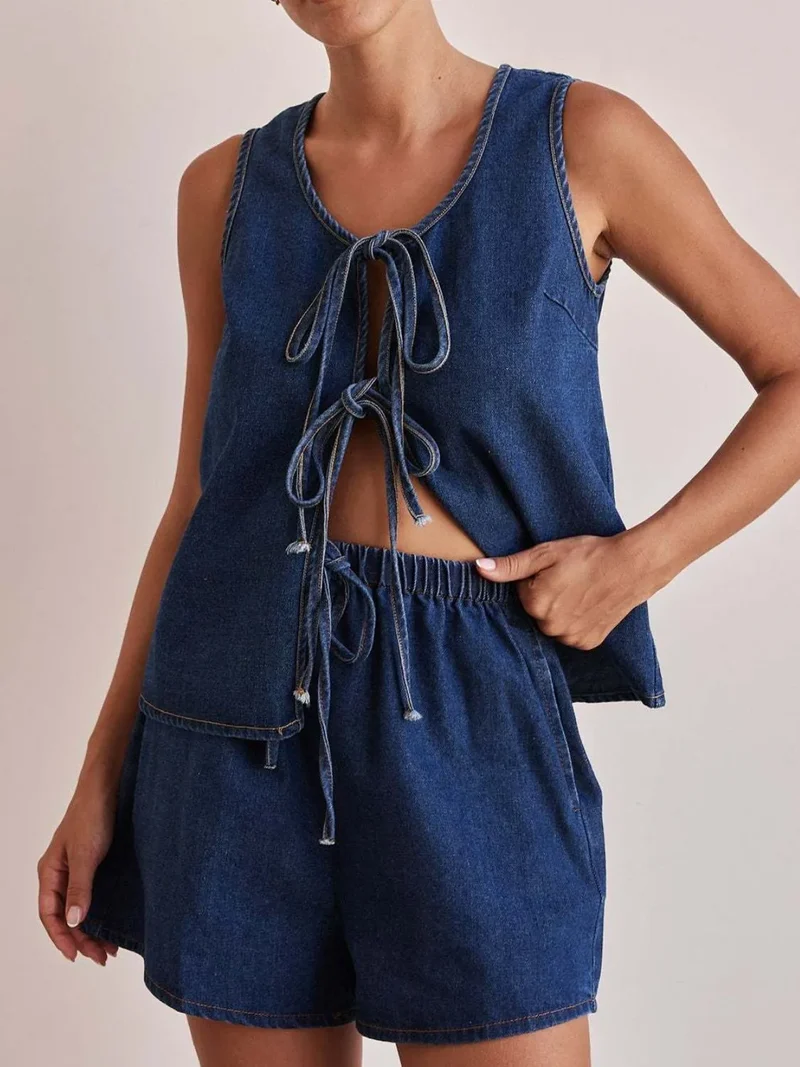 Ensemble en jean avec gilet noué sur le devant et short