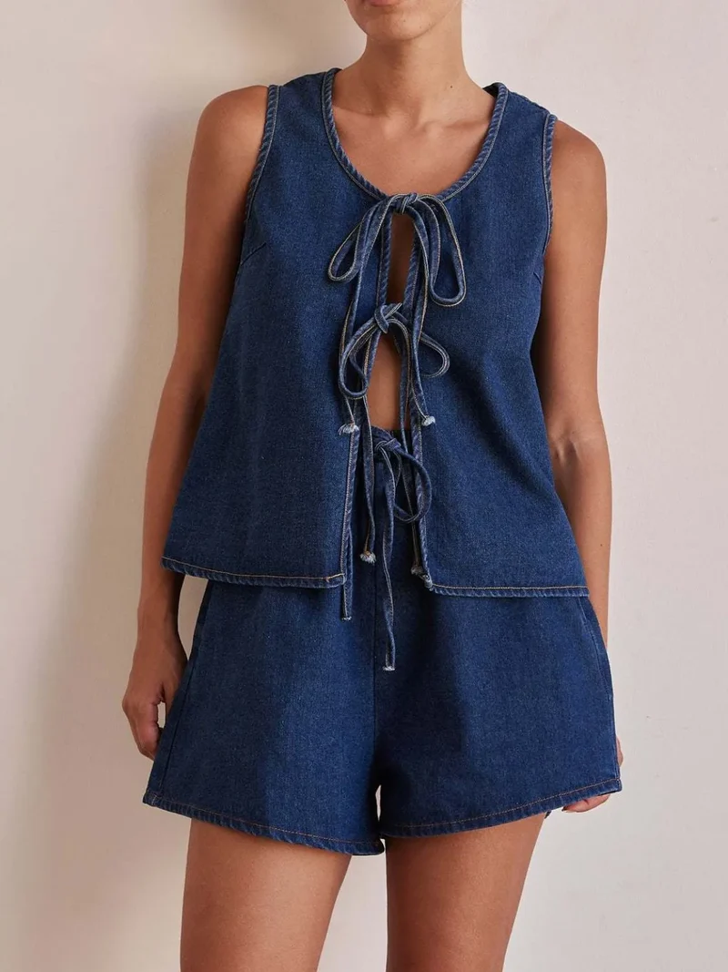 Ensemble en jean avec gilet noué sur le devant et short